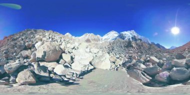 Khumbu Buzulu 'ndaki Everest Üssü' nün 360. Khumbu Vadisi, Sagarmatha Ulusal Parkı, Himalayalar 'ın Nepal' i. Gorak Shep yakınlarındaki EBC rotası.