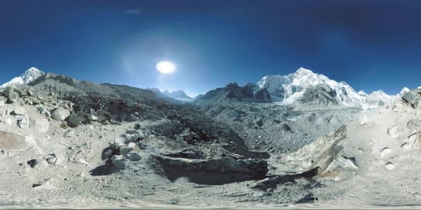 360 vr Everestského tábora na ledovci Khumbu. Údolí Khumbu, národní park Sagarmatha, Nepál Himálaje. Trasa EBC poblíž Gorak Shep. — Stock video