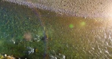 Güneşli yaz sabahında kayalarla birlikte taze, hızlı dağ nehri üzerinde alçak irtifa uçuşu..