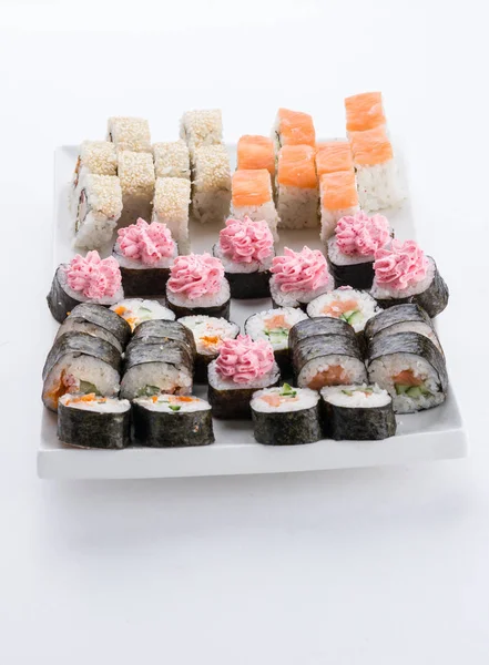 Japans eten restaurant, sushi maki gunkan roll bord of schotel instellen. Sushi set en samenstelling — Stockfoto