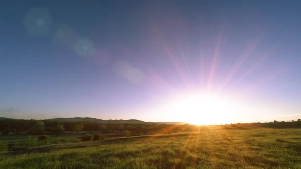 4K UHD górska łąka timelapse w lecie. Chmury, drzewa, zielona trawa i promieniowanie słoneczne. — Wideo stockowe