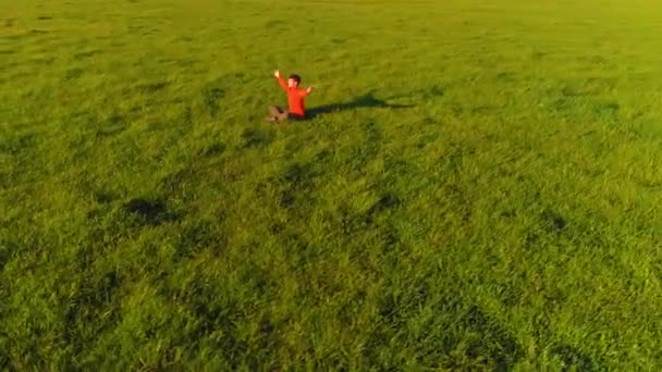 Vol radial à basse altitude au-dessus du yoga sportif homme à l'herbe verte parfaite. Coucher de soleil en montagne. — Video