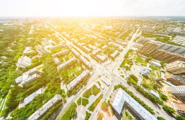 Kesişen yollar, evler, binalar, parklar ve otoparklar olan havacılık şehri manzarası. Güneşli yaz panoramik resmi