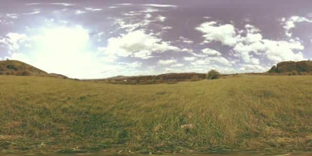 360 VR de un hermoso lapso de tiempo del prado de montaña en el verano u otoño. Nubes, hierba verde y rayos de sol. — Vídeo de stock