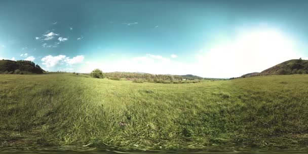 360 VR de um belo cume do prado da montanha no verão ou no outono. Nuvens, relva verde e raios solares. — Vídeo de Stock