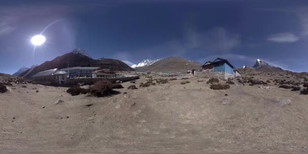 4K VR z vesnice Dingboche a Pheriche v Nepálu, základní bod všudypřítomné základnové stopy. EBC. Buddhistická stúpa na hoře. — Stock video