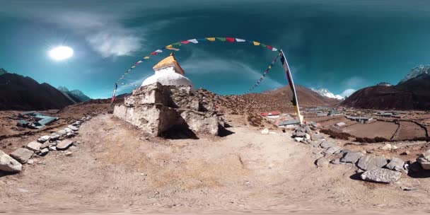 4K VR von Dingboche und dem Dorf Pheriche in Nepal, Ausgangspunkt des ewigsten Basislagers. Die EBC. Buddhistische Stupa auf dem Berg. — Stockvideo