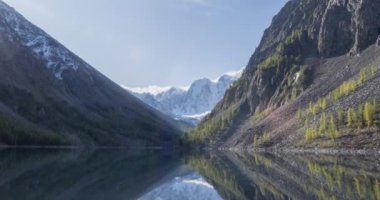 Dağ Gölü 'nün zamanı yaz ya da sonbahar zamanlarında geçiyor. Vahşi doğa ve kırsal dağ vadisi. Çam ağaçları ve güneş ışınlarından oluşan yeşil bir orman. Kamera hareketi