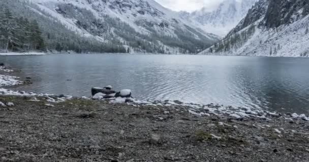 Snow Mountain Lake timelapse na época do outono. Natureza selvagem e monte vale rural. Floresta verde de pinheiros e nuvens dramáticas no céu. Motorizado dolly movimento deslizante — Vídeo de Stock