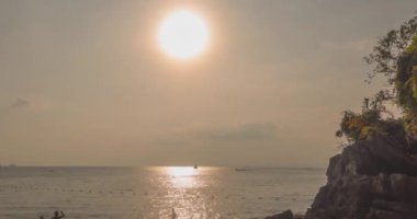 Gün batımında deniz ya da okyanus üzerinde ışık hızının artması. Tropik iklimde sıcak yaz havası. Panoramik hareket.