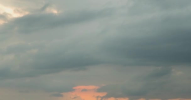 Zeitraffer von Lichtstrahlen über dem Meer oder Ozean bei Sonnenuntergang. Heißes Sommerwetter bei tropischem Wetter. Panoramabewegung. — Stockvideo