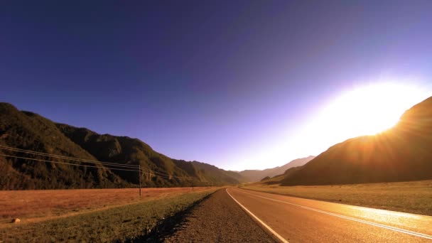 Timelapse carretera de montaña en el verano u otoño al atardecer hora del amanecer. Naturaleza silvestre y campo rural. — Vídeo de stock