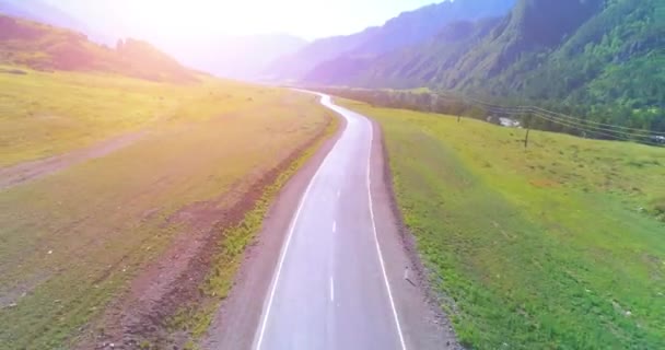 Vuelo sobre carretera asfaltada montaña carretera y prado — Vídeos de Stock