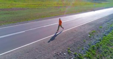 Mükemmel asfalt yolda sporcunun önünde alçak irtifa uçuşu.