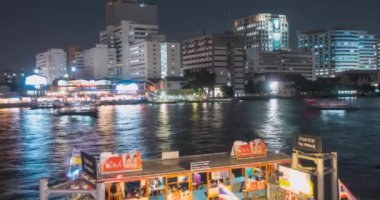 Chao Phraya Nehri 'ndeki Maharaj Limanı' nın ve feribot alanının zamanı. Bangkok, Asya 'da gece aydınlatması, Tayland, NOV 22, 2018