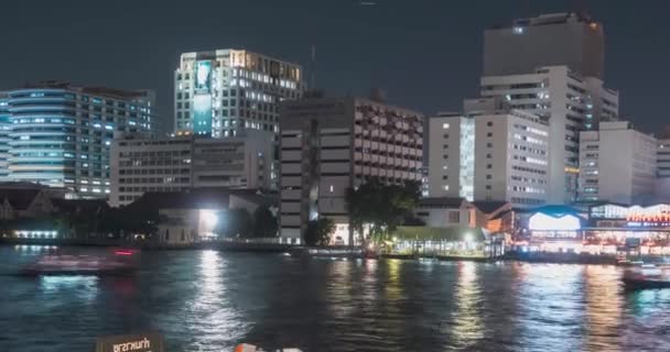 Timelapse del puerto de Maharaj y la zona del ferry en el río Chao Phraya. Iluminación nocturna en Bangkok, Asia, Tailandia, 22 NOV 2018 — Vídeo de stock