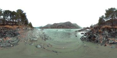 Sonbaharın sonlarında güzel bir dağ nehrinin görüntüsü. Ulusal park, çayır, bulutlu bir günde nehir kıyısı.