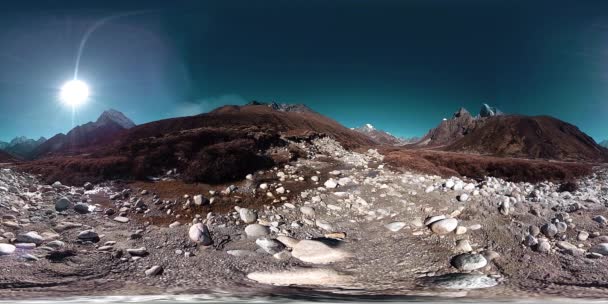 4K VR Dingboche and Pheriche village в Непалі, базова точка будь-якої колії базового табору. EBC. Буддійська смола на горі. — стокове відео