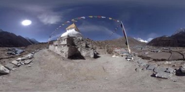 Nepal 'deki Dingboche ve Pheriche köyünün 4K VR' si, Everest ana kamp alanının temel noktası. EBC. Dağdaki Budist aptallığı..