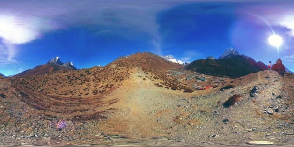 4K VR z vesnice Dingboche a Pheriche v Nepálu, základní bod všudypřítomné základnové stopy. EBC. Buddhistická stúpa na hoře. — Stock video