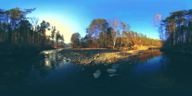 Vahşi dağların, çam ormanlarının ve nehir akışlarının 360 VR sanal gerçekliği. Ulusal park, çayır ve güneş ışınları.