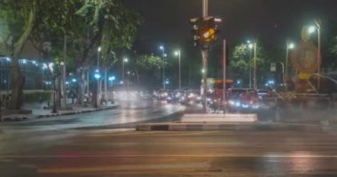 Sokak kavşağında gece trafiğinin aşırı hızlanması. Arabaların ve motorsikletlerin hareket zamanı.