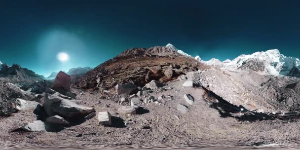 360 v van het Everest Basiskamp op de Khumbu gletsjer. Khumbu vallei, Sagarmatha nationaal park, Nepal van de Himalaya. EBC track route bij Gorak Shep. — Stockvideo