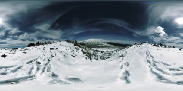 UHD 4K 360 VR of snowy mount top. The sunlight on the peak and ice landscape. Winter frozen rocks — Stock Video