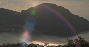 Phi Phi Adası 'nın harika körfezinde, teknelerle dolu bir zaman atlaması bulutları. Andaman deniz lagünü.