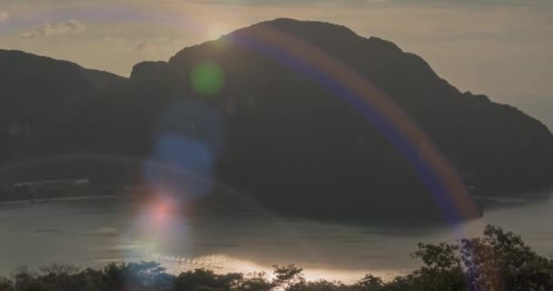 Temps écoulé des nuages de jour sur la magnifique baie de Phi Phi paysage insulaire avec des bateaux. Lagune d'Andaman. — Video