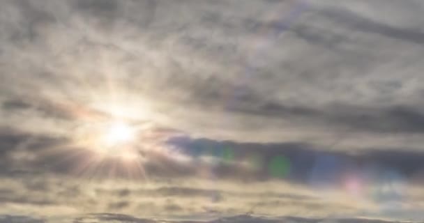 Timelapse di raggi solari serali che emergono attraverso le fredde nuvole nebbiose delle montagne. Tramonto nella nebbia di montagna. — Video Stock