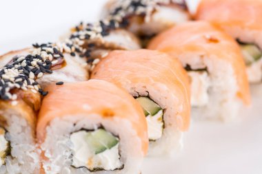 Japon Gıda Restoran, sushi maki gunkan rulo levha veya plakalı ayarlayın. Sushi seti ve kompozisyon