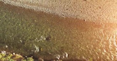 Güneşli yaz sabahında temiz ve taze bir dağ nehri üzerinde uçuşun ortasındayız. Dikey hareket