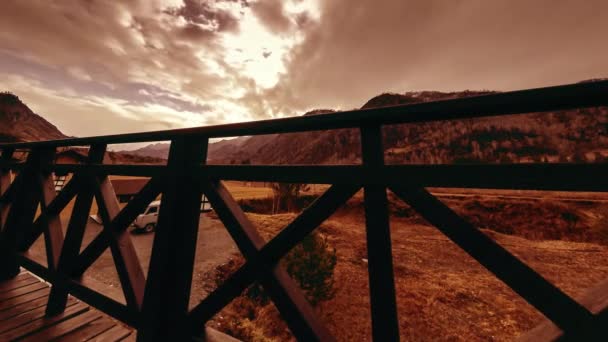 Timelapse av trästaket på hög terrass vid bergslandskap med moln. Horisontella skjutreglage — Stockvideo