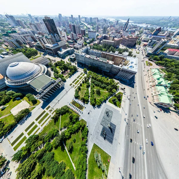 道路、住宅や建物と空中都市の景色. — ストック写真