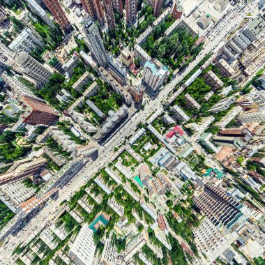 Kesişen yollar, evler, binalar, parklar ve otoparklar olan havacılık şehri manzarası. Güneşli yaz panoramik resmi
