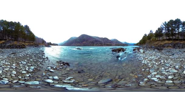VR ενός όμορφου ποταμού βουνού στα τέλη του φθινοπώρου. Εθνικό πάρκο, λιβάδι, όχθη του ποταμού σε συννεφιασμένη ημέρα. — Αρχείο Βίντεο