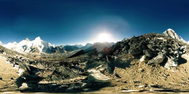 360 vr 파노라마가 칼라 파타 르 상공에서 일몰을 보여준다. 히말라야 산맥의 에베레스트 산과 네 팔 의 큐 부 계곡. 고락 소리 — 비디오
