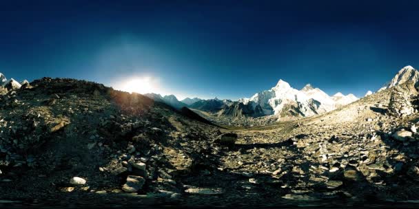 Kala Pattharの上の日没の360度のパノラマビュー。ヒマラヤのネパール、エベレストとクムブ渓谷。ゴラック・シェップ — ストック動画