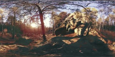 4K 360 VR sonbahar zamanındaki güzel bir dağ manzarasının sanal gerçekliği. Vahşi Sibirya Dağları.