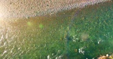 Güneşli yaz sabahında kayalarla birlikte taze, hızlı dağ nehri üzerinde alçak irtifa uçuşu..