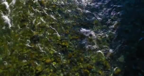 Vuelo de baja altitud sobre el río fresco de montaña rápida con rocas en la soleada mañana de verano. — Vídeo de stock