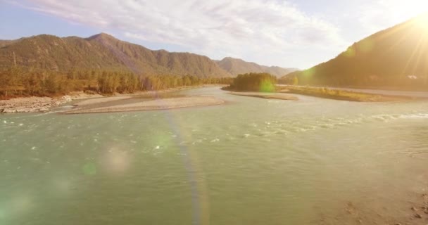 Låg höjd flygning över färska snabba berg flod med stenar på solig sommarmorgon. — Stockvideo