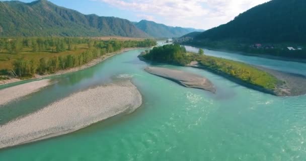 Laaggelegen vlucht over verse snelle bergrivier met rotsen op zonnige zomerochtend. — Stockvideo