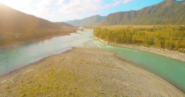 Tiefflug über frischen schnellen Gebirgsfluss mit Felsen an sonnigem Sommermorgen. — Stockvideo