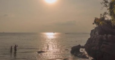 Gün batımında deniz ya da okyanus üzerinde ışık hızının artması. Tropik iklimde sıcak yaz havası. Panoramik hareket.