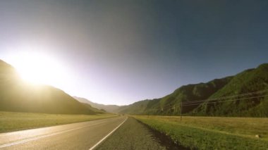 Yaz ya da sonbahar günbatımında gün batımında dağ yolu zamanı. Vahşi doğa ve kırsal alan.