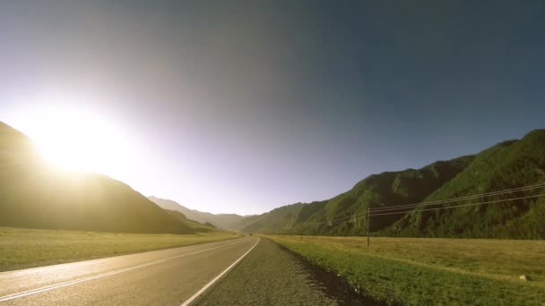 Montanha estrada timelapse no verão ou outono pôr do sol nascer do sol tempo. Natureza selvagem e campo rural. — Vídeo de Stock