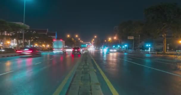 Hyperlapse lalu lintas kota malam di persimpangan jalan. Lamanya waktu pergerakan mobil dan sepeda motor. — Stok Video