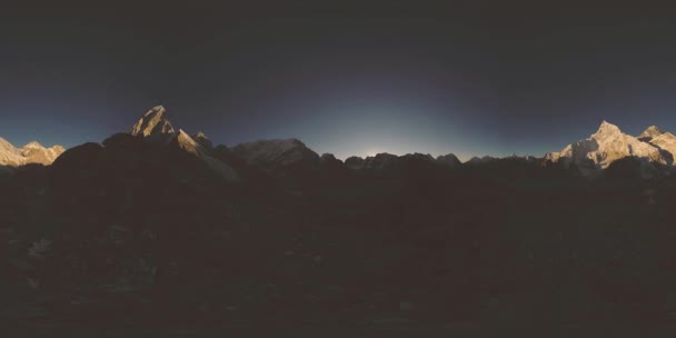 UHD 4K 360 VR of Mount Everest golden sunrise time lapse. The sunlight on the peak — Stock Video